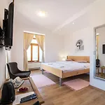 Hugo Oda ve Kahvaltı Plesivec