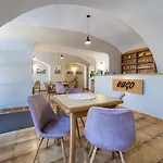 Oda ve Kahvaltı Hugo 3*