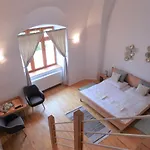 Hugo Nocľah s raňajkami 3*
