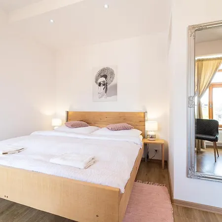 Hugo Bed & Breakfast 3*