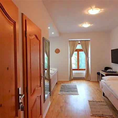 Hugo Bed & Breakfast 3*